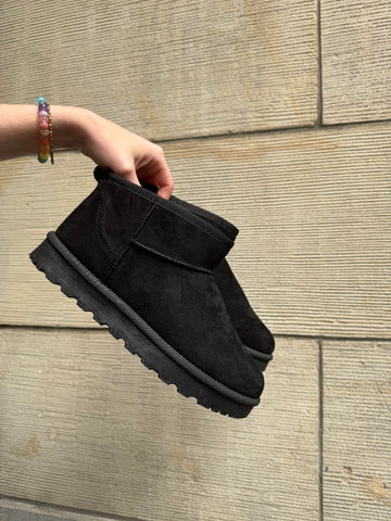 fluffy inspired boots black